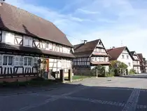 Froeschwiller, Fachwerkh�user in der Rue Principale (13.10.2024)