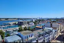 Vom Leuchtturm Warnem�nde gesehen, liegt in s�d�stlicher Richtung der Hafen, w�hrend sich im Vordergrund haupts�chlich Ferienh�user aneinanderreihen.

🕓 13.8.2024 | 14:03 Uhr