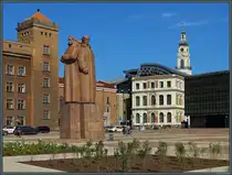 Das Denkmal der lettischen Sch�tzen steht auf dem Platz vor dem Okkupationsmuseum. Im Hintergrund ist das Rathaus zu sehen. (Riga, 29.08.2024)