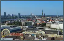 Blick von der Akademie der Wissenschaften �ber den Zentralmarkt auf die Altstadt von Riga mit dem Dom und der Petrikirche. (Riga, 29.08.2024) 