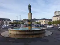 Saarlouis, Marienbrunnen von 1954 am gro�en Markt (13.10.2024)