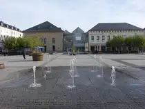 Saarlouis, Brunnen und H�user am kleinen Markt (13.10.2024)