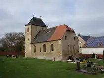Atzendorf, romanische St. Dionysius Kirche, erbaut im 11. Jahrhundert (01.11.2024)