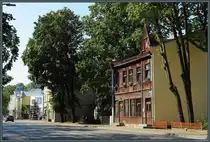 Alte Holzh�user stehen an Hauptstra�e des Seebades Dubulti. (30.08.2024)