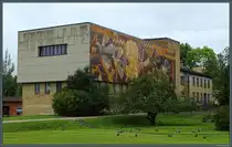 Ein gro�es Wandmosaik verziert diese Geb�ude im Zentrum von Alūksne, wahrscheinlich ein ehemaliges Kulturhaus. (31.08.2024)