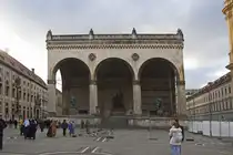 M�nchen am 29. November 2024 hier  die Bayerische L�wen Statue auf den Odeonplatz.