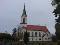 Fuchshain, evangelische St. Martin Kirche, erbaut im 16. Jahrhundert, Saalkirche mit gotischem Chor (02.11.2024)