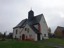 Hopfgarten, evangelische Dorfkirche, erbaut im 15. Jahrhundert, verputzter Bruchsteinbau mit Dachreiter (02.11.2024)