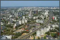 Blick vom Fernsehturm auf den Stadtteil Karolini�kės. Bis zum Horizont erstrecken sich hier die Plattenbauten und zeigen, welch enormes Wachstum die Stadt Vilnius ab dem 1970er Jahren hatte. Als zentrale Achse schneidet sich der Laisvės prospektas durch das Gebiet. (03.09.2024) 