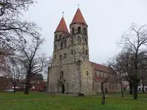 Aken, sp�tromanische evangelische St. Nikolai Kirche, erbaut ab 1270, dreischiffige Pfeilerbasilika, von 1316 bis 1317 fr�hgotisch erweitert, restauriert von 1882 bis 1884 (08.12.2024)