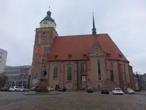 Dessau, Schlo�kirche St. Marien, sp�tgotische dreischiffige Hallenkirche aus Backstein, erbaut von 1506 bis 1523, Westturm erbaut von 1551 bis 1554, heute Mitteldeutsches Theater (08.12.2024)