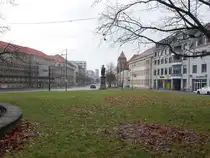 Dessau, Geb�ude und Leopold Friedrich Franz Denkmal in der Kavalierstra�e (08.12.2024)