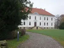 Gro�k�hnau, Schloss, erbaut 1754 im Auftrag von F�rst Dietrich von Anhalt-Dessau, heute Sitz der Hauptverwaltung der Kulturstiftung Dessau-W�rlitz (08.12.2024)