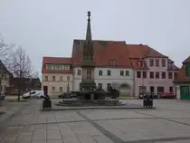 Bad Schmiedeberg, H�user und Denkmal f�r die Gefallenen des Krieges von 1870 bis 1871 am Markt (09.12.2024)