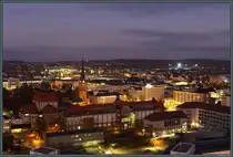 Beim Blick aus dem Kongresshotel Richtung Osten sind die vorn das Opernhaus und die St. Petri-Kirche zu sehen. Rechts im Hintergrund erhellt Flutlicht das Stadion. (01.11.2024)