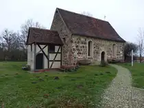 Priesitz, evangelische Elbschifferkirche, Feldsteinkirche erbaut im 13. Jahrhundert (09.12.2024)
