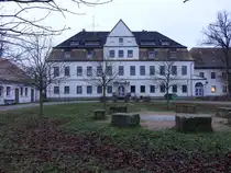 Herrenhaus Radis, erbaut 1654, barockisierender Umbau 1909, nach 1945 Nutzung als sowjetisches Lazarett, von 1987 bis 2020 Jugendherberge (09.12.2024)