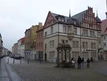 Wittenberg, H�user und Holzmarktbrunnen in der Mittelstra�e (10.12.2024)