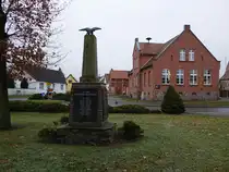 D�ben, Kriegerdenkmal und Gemeindehaus an der Dorfstra�e (11.12.2024)