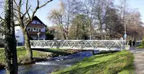 Staufen, eine von mehreren Br�cken f�r Fu�g�nger und Radfahrer �ber die Neumagen im Stadtgebiet von Staufen, Jan.2024