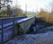 Staufen, die Eisenbahnbr�cke der M�nstertalbahn �ber die Neumagen am Stadtrand von Staufen, Jan.2024