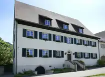 S�lden im Hexental bei Freiburg, das Propsteigeb�ude des ehemaligen Benediktinerklosters, behrbergt heute das Verwaltungszentrum des Dorfhelferinnenwerkes e.V., Ansicht von der Stra�enseite, Mai 2019