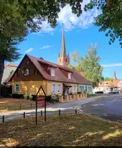 Von welcher Kirche die Spitze stammt, verr�t der Wegweiser: Blick vom Westwall auf St. Petri in Stendal.
Ganz rechts im Bild l�sst sich auch der Turm von St. Jacobi erahnen.

🕓 31.8.2024 | 17:02 Uhr
