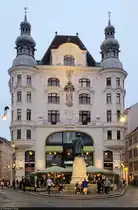 Regensburger Hof in Wien, errichtet 1897 als Nachfolgebau eines alten Geb�udes, in dem jahrhundertelang die Regensburger Kaufleute einkehrten. Heute befindet sich hier das f�r ihre Schnitzel bekannte Restaurant  Lugeck  der Familie Figlm�ller.

🕓 9.9.2024 | 19:16 Uhr