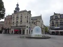 Reims, H�user und Fontaine de la Solidarite am Place Drouet d`Erlon (06.10.2024)