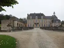 Schloss Etoges, rechteckige Anlage mit zwei Hauptfl�geln und vier runden Eckt�rmen, erbaut im 17. Jahrhundert (06.10.2024)