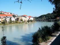Salzachufer Burghausen, im Hintergrund die alte Holzbr�cke (Zollbr�cke) - Sommer 2002