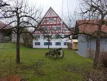 Kirchdorf, ehemalige M�hle, zweigeschossiger Giebelbau mit steilem Satteldach und Fachwerkgiebel, erbaut 1628, heute Heimatmuseum (11.01.2025)