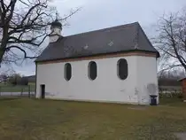 Kirchdorf, Kapelle St. Leonhard, Saalbau mit dreiseitigem Schluss und Dachreiter mit Zwiebelhaube, erbaut im 17. Jahrhundert (11.01.2025)