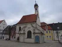 Mindelheim, Gruftkapelle am Kirchplatz, Doppelanlage mit dreiseitigem Schluss und Dachreiter, erbaut 1726 (11.01.2025)