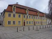 Mindelheim, Benefiziatenh�user in der Pfarrstra�e, zweigeschossige Bauten unter gemeinsamem Mansardwalmdach, erbaut 1757 (11.01.2025)