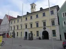 Mindelheim, ehemaliges Spital zum Hl. Geist, dreigeschossiger Walmdachbau mit Dachreiter, erbaut 1678, ver�nderung der Fassade durch Johann Michael Voit von 1829 bis 1832 (11.01.2025)