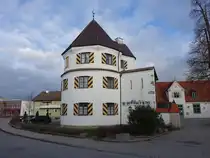 Mindelheim, Collegturm in der Hermelestra�e, runder Bau mit Zeltdach, erbaut um 1500 (11.01.2025)