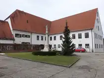 Maria Steinbach, Pfarrhof am Kirchplatz, zweigeschossige Zweifl�gelanlage mit Sattel- und Halbwalmdach, erbaut von 1720 bis 1722 (22.01.2025)