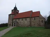 Pretzien, evangelische St. Thomas Kirche, erbaut im 12. Jahrhundert, Kirchturm erbaut 1769 mit Fachwerkaufsatz (11.12.2024)