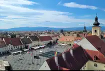 Gro�er Ring (Piața Mare) von oben: der zentrale Platz des historischen Zentrums von Sibiu (RO), gesehen vom Ratsturm. Am rechten Bildrand ist die Spitze der Pfarrkirche Heilige Dreifaltigkeit (Jesuitenkirche) zu sehen.

🕓 13.9.2024 | 10:55 Uhr