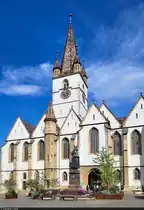 Evangelische Stadtpfarrkirche (Catedrala Evanghelică „Sf�nta Maria“) von Sibiu (RO) mit ihrem markanten, 73 Meter hohen F�nfknopfturm und dem Bischof-Teutsch-Denkmal. In der Kirche finden auch deutschsprachige Gottesdienste und Orgelkonzerte statt.

🕓 13.9.2024 | 11:27 Uhr