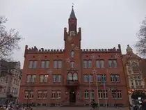 Bitterfeld, neugotisches Rathaus am Markt, erbaut von 1863 bis 1865 durch August Friedrich Ritter (13.12.2024)