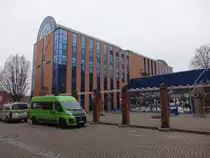Bitterfeld, moderne Stadtbibliothek in der Walther Rathenau Stra�e (13.12.2024)