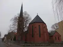 Bitterfeld, kath. Pfarrkirche Herz Jesu, neugotischer Backsteinbau, erbaut 1896 (13.12.2024)