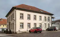 Pfarrhaus der Pfarrei  Heilige Maria Magdalena H�nfelder Land  in H�nfeld im Februar 2025. In diesem Geb�ude ist die zentrale Pfarrverwaltung f�r insgesamt 18 Kirchenorte untergebracht. In fr�heren Jahren war es das Pfarrhaus der katholischen H�nfelder Kirchengemeinde  Sankt Jakobus  und wurde 1868 errichtet.