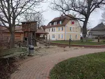 L�bnitz, Pfarrgarten, Kriegerdenkmal und Pfarrhaus (13.12.2024)