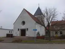 L�bnitz, kath. Christk�nigkirche, erbaut von 1955 bis 1956 (13.12.2024)