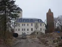 Pouch, Schloss und Roter Turm, zweigeschossiges neogotisches Schlossgeb�ude mit zwei Fl�geln erbaut 1868 (13.12.2024)