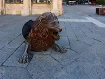 LEON from Leon; bzw. br�llendes Raubtier aus dem Gully, in der Stadt LEON; 221014