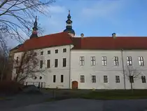 Schloss Zschepplin, mittelalterliche Vierfl�gelanlage, erweitert 1775 (13.12.2024)